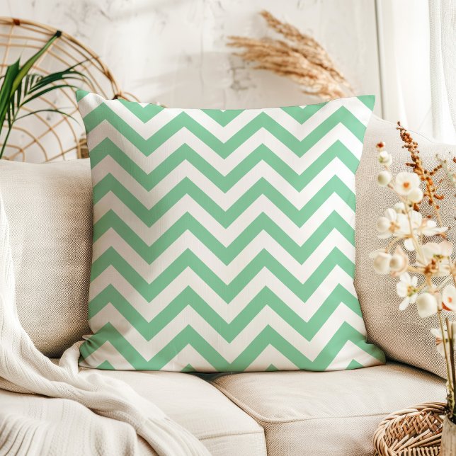 Coussin Vert menthe moderne et chevrons zigzag blancs (Créateur téléchargé)