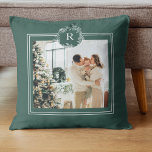 Coussin Vert moderne | Photo de famille | Initiale<br><div class="desc">Vert moderne | Photo de famille | Les premiers Coussins font des cadeaux réfléchis et pratiques, offrant confort et détente au destinataire. Voici une description du coussin comme cadeau : Offrez le cadeau du confort et de la relaxation avec ces coussins luxueux. Conçus avec les meilleurs matériaux, ces coussins sont...</div>