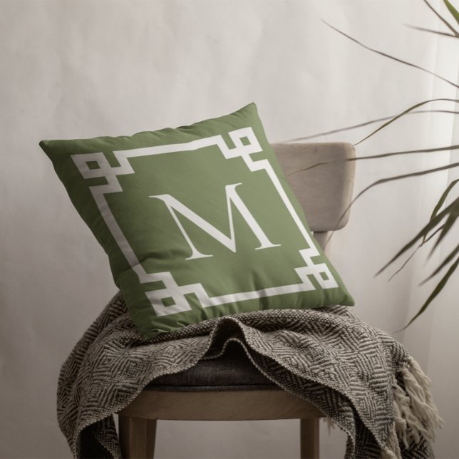 Coussin Vert olive et blanc Monogramme frontière clé grecq (Create your own monogrammed Greek Key border square throw pillow.)