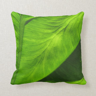 Coussin vert tropical de décor de feuille