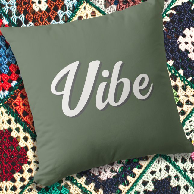 Coussin Vibe Super Rétro Vert olive (An olive green throw pillow with 'Vibe' in white script typography)