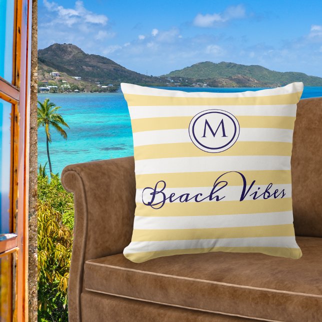 Coussin Vibes de plage Monogramme rayé jaune blanc chic (A chic throw pillow with 'Beach Vibes' words, yellow and white nautical stripes and custom monogram)