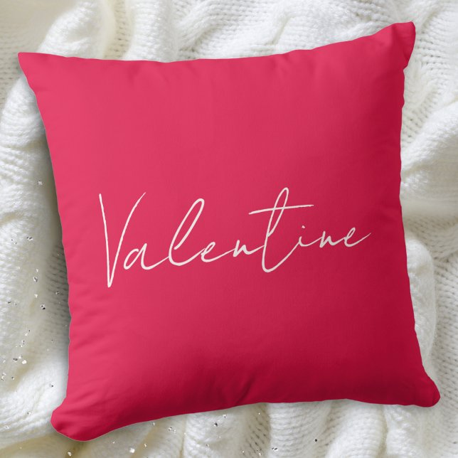 Coussin Vibrant Red Elegant message personnalisé Saint-Val (A throw pillow in red, with 'Valentine' in stylish script on the front, and custom text on the back)