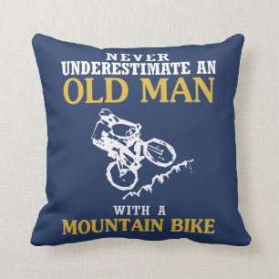 COUSSIN VIEIL HOMME AVEC UN VÉLO DE MONTAGNE
