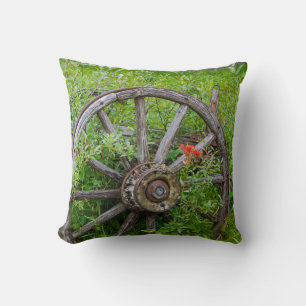 Coussin Vieille roue de chariot dans la vieille ville auri
