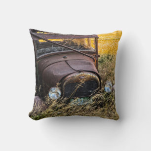 Coussin Vieille voiture abandonnée dans les hautes herbes
