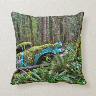 Coussin Vieille voiture dans la forêt