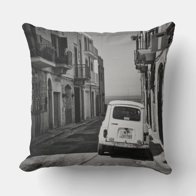 Coussin Vieille voiture dans une rue en Italie en noir et  (Recto)