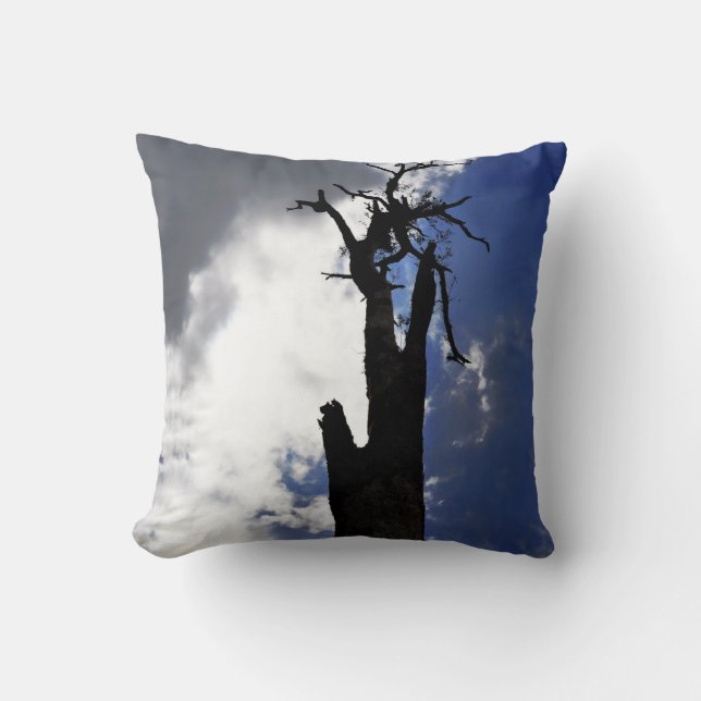 Coussin Vieux arbre mort contre ciel nuageux foncé (Recto)