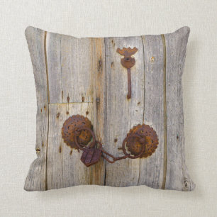Coussin Vieux cadenas vintage rouillé de fer sur une port
