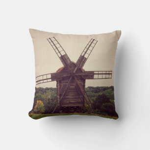 Coussin Vieux moulin à vent. Paysage d'automne. Ukrainearc