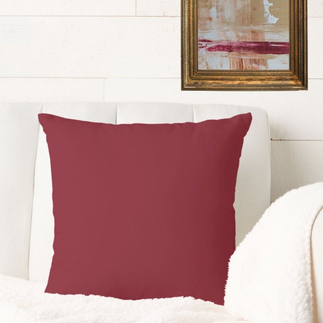 Coussin Vin de Bourgogne Plaque de couleur solide Joyau To (This burgundy wine throw pillow will add the classic elegance + warmth of jewel tones to your space!)