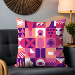 Coussin Vin rose violet rétro Bauhaus Motif<br><div class="desc">Le Retro Pink Purple Wine Bauhaus Motif Throw Oreillers dispose d'un motif de vin vintage rose,  violet et blanc. Cadeaux parfaits pour les amateurs de vin pour anniversaires,  célébrations,  cadeaux de remerciement,  Fête des Mères,  Noël et emballage cadeau de vacances. Créé par Evco Holidays www.zazzle.com/store/evcoholidays</div>