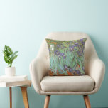 Coussin Vincent van Gogh - Irises<br><div class="desc">Irises (1889) de Van Gogh est un post impressionnisme vintage de peinture de nature fleurie d'art. Un groupe d'iris à barbe violet et une seule fleur d'iris blanc poussent dans un jardin. C'était l'une de ses premières peintures alors qu'il était à l'asile à Saint-Rémy-de-Provence. En 1987, il est devenu le...</div>