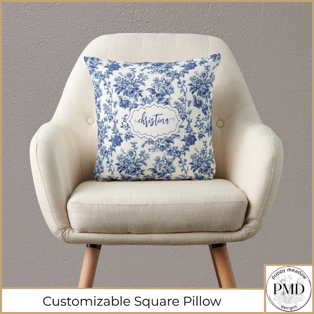 Coussin Vintage floral bleu blanc personnalisé (Vintage Floral Navy Blue and White Toile Personalized Square Throw Pillow, add her Name or Initials.)