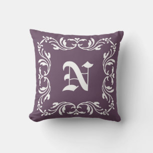 Coussin Vintage Monogramme Floral Blanc. Vieux lavande ord