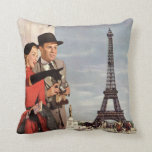 Coussin Vintage voyage - Amoureux à Paris<br><div class="desc">Amateurs de romance dans la ville de Paris,  France</div>