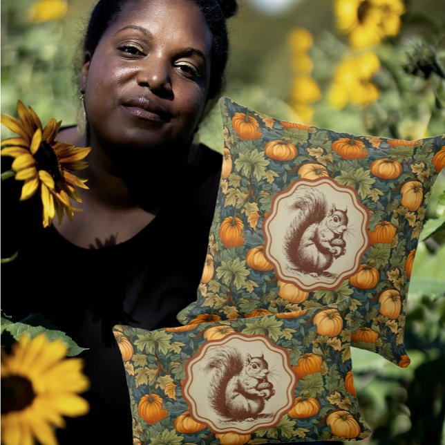 Coussin Vintage William Morris Citrouilles avec écureuil (Vintage squirrel in a pumpkin patch...too cute!)