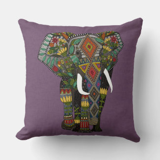 Coussin violet d'éléphant à fleurs