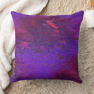 Coussin Violet gothique au cuir rouge agrandi taché