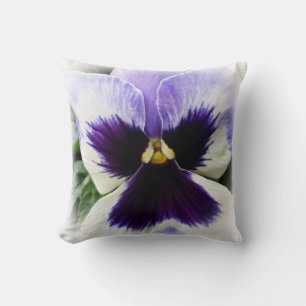 Coussin violet profond sur blanc