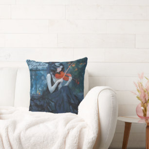 Coussin Violoniste gothique Imaginaire foncé dans le jardi
