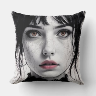 Coussin Visage de porcelaine regard d'âme fêlée. 