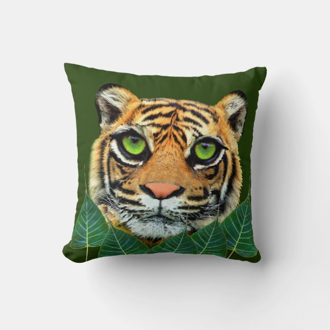 Coussin Visage de tigre sauvage sur fond vert forêt (Recto)