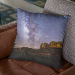 Coussin Voie Lactée Galaxie sur le Rocher de la Cathédrale<br><div class="desc">Cette belle image de l'espace aérien de nuit a été capturée dans le ciel sombre de Sedona, en Arizona en 2017. La photo montre la galaxie de la Voie Lactée sur Cathedral Rock, à Sedona, Arizona, États-Unis. Le texte descriptif au verso peut être modifié ou supprimé, selon votre préférence. Ce...</div>