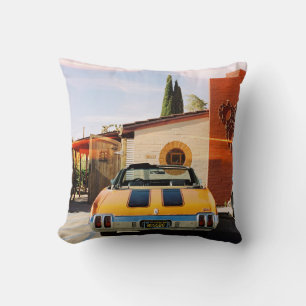 Coussin Voiture bleue garée à côté du bâtiment en béton br