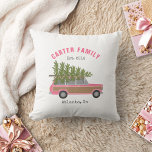 Coussin Voiture de la famille rose sapin de Noël<br><div class="desc">Illustration d'une voiture suv rose lambrissée avec un arbre de Noël coupé et attaché à son sommet. Personnalisez le texte.</div>