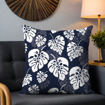 Coussin Volage tropical bleu et blanc de la Marine | Flora<br><div class="desc">Ce design présente un magnifique motif feuille bleu marine et blanc tropical. Idéal pour vos prochaines vacances ou croisières sur la plage. #mode #décoration #style #maison #chic #tropicale #modernité #coussins #floral</div>