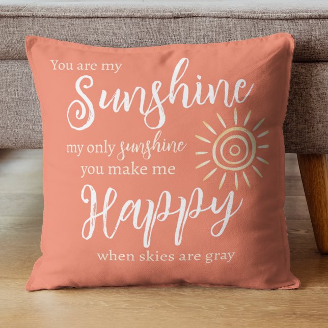 Coussin Vous êtes ma plage de soleil avec des points blanc (You are my Sunshine You Make Me Happy pillow in Salmon orange with yellow sun and typography.)