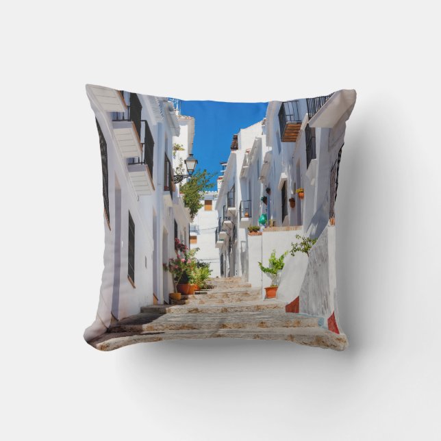 Coussin Vue aérienne de la ville blanche Frigiliana par be (Recto)