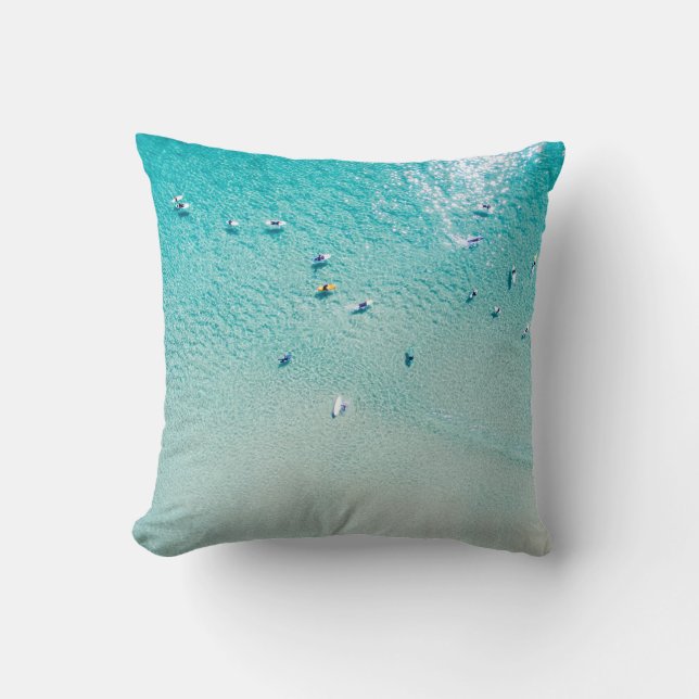 Coussin Vue aérienne de surfeurs, océan clair. (Recto)