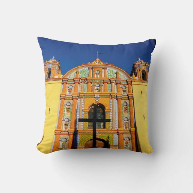 Coussin Vue d'angle faible d'église fleurie jaune (Recto)