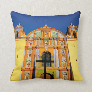 Coussin Vue d'angle faible d'église fleurie jaune