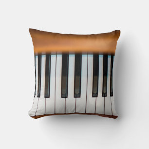 Coussin Vue du haut du piano à touches vintages. abstrait,
