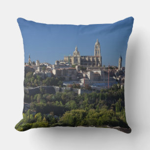 Coussin Vue élevée de la ville avec la cathédrale de Ségov
