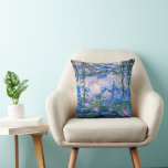 Coussin Water Lilies, 1919, Monet peinture<br><div class="desc">Water Lilies,  1919 célèbre peinture de Claude Monet,  avec couleur coordonnée couleurs solides rose-violet et bleu Monet,  prêt à se mélanger et à se marier.</div>