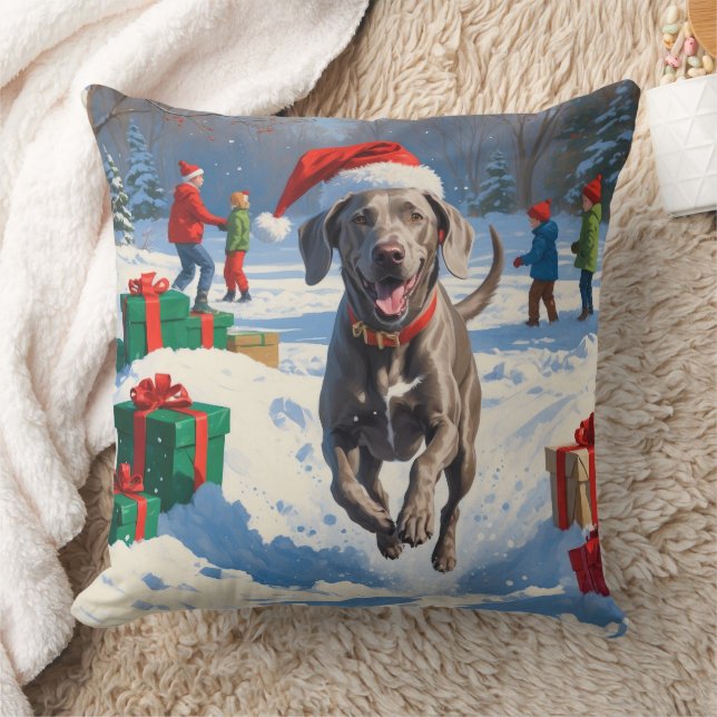 Coussin Weimaraner courant dans la neige avec un chapeau d (Couverture)