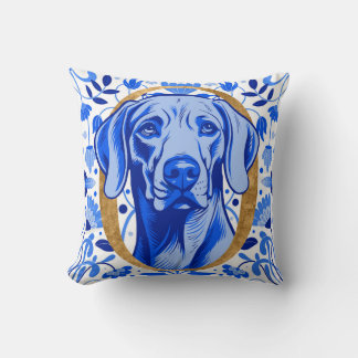 Coussin Weimaraner regardant à travers la lettre "O" en or