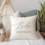 Coussin Whimsical Genre Neutre Avec Nom Du Bébé<br><div class="desc">Présentez notre fantaisie sans distinction de genre avec un oreiller jetable pour bébé - parfait pour toute saison, que ce soit l'automne, l'hiver, le printemps ou l'été! Ce coussin a une ambiance boho-chic avec une calligraphie moderne et élégante et un design minimaliste noir et blanc. C'est joli et unique, avec...</div>