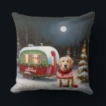 Coussin Winter Labrador Caravan Christmas Adventure<br><div class="desc">Laissez-vous tenter par la magie d'une nuit d'hiver enneigée alors qu'une caravane glisse gracieusement à travers le paysage illuminé par la lune. La beauté sereine de la neige scintillante et l'éclat enchanteur de la lune créent une scène captivante, promettant une aventure de Noël inoubliable remplie de chaleur, de joie et...</div>