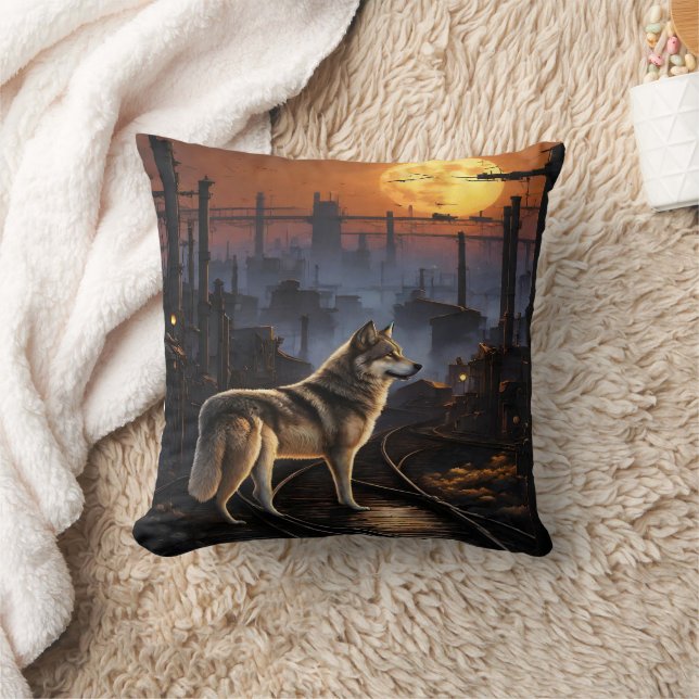 Coussin Wolf debout fier sur les rails du train à Dusk (Couverture)