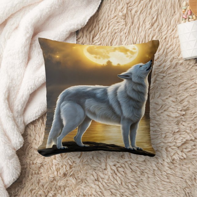 Coussin Wolf Howling sous Pleine lune par Serene Lake (Couverture)