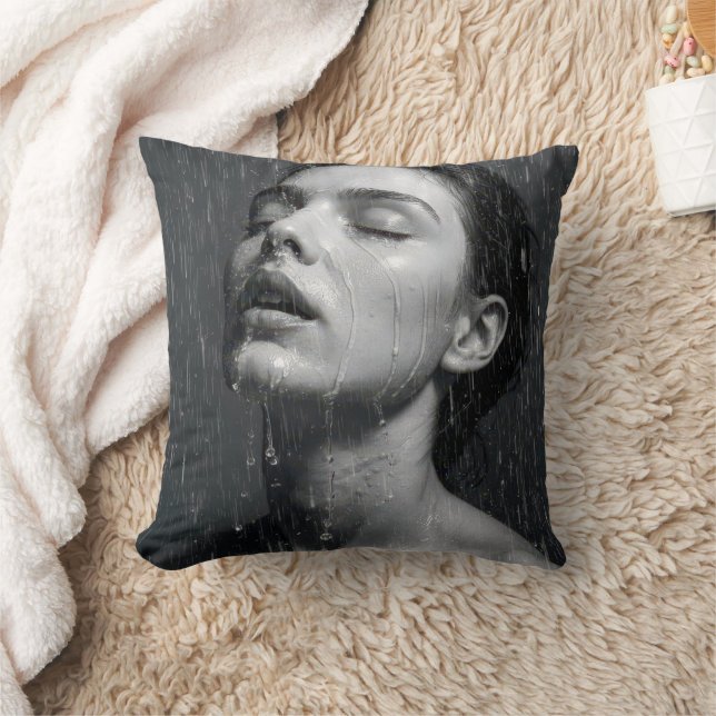 Coussin Woman In Shower Water Spray (Couverture)