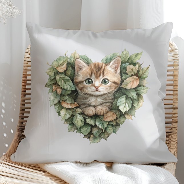 Coussin Woodland Heart Kitty - Automne Cosy (Woodland Heart Kitty - Cozy Fall Throw Pillow in a sunny boho rattan chair.)