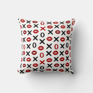 Coussin XO ludique et lèvres rouges – Motif d'amour modern