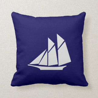 Coussin Yacht blanc élégant sur fond bleu marine